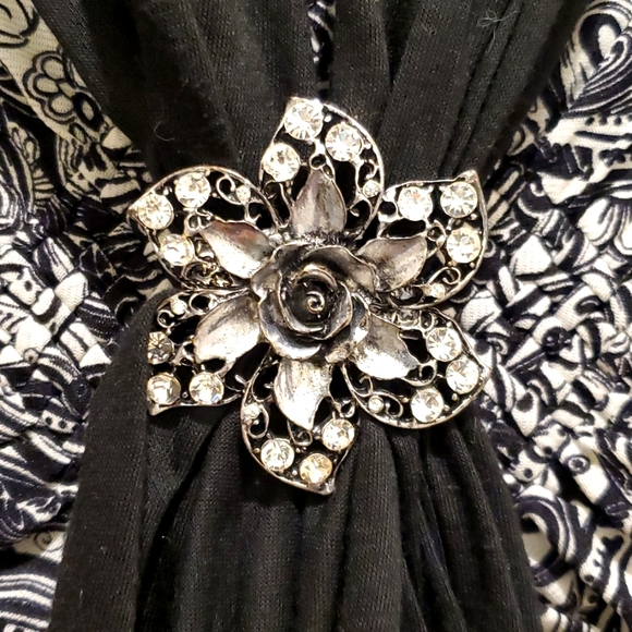 Paisley tunic, scarf and floral clip - Picture 6 of 9